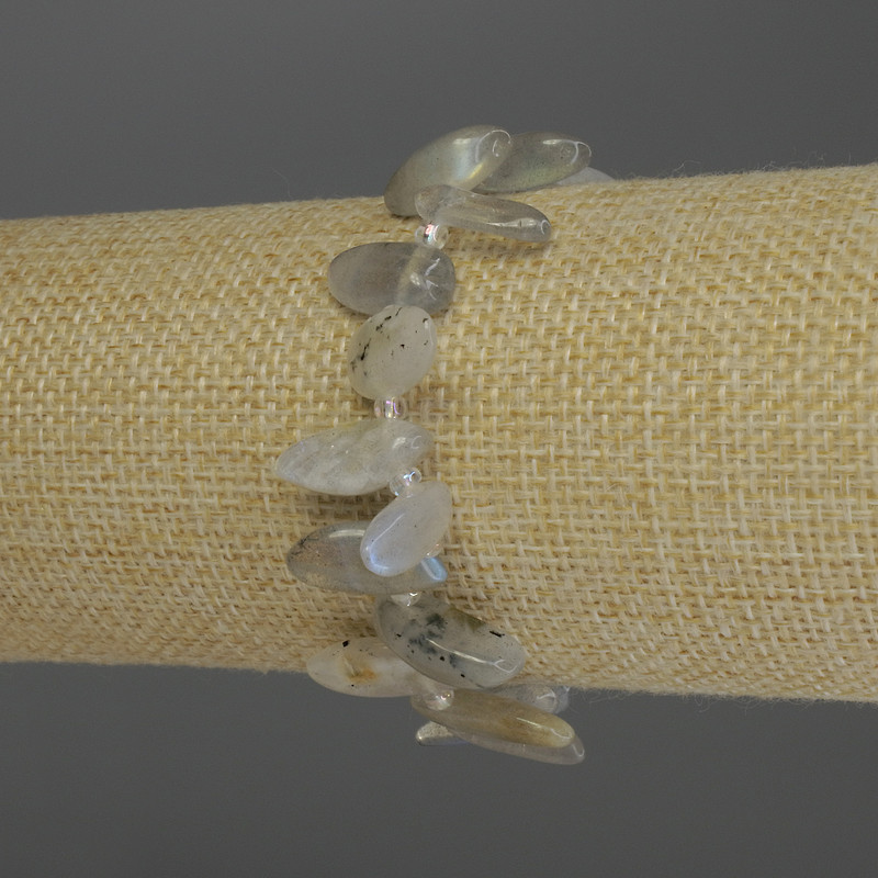 Brățară din labradorit, cioburi, diametru 14–20×5–7 mm, mărgele de 3 mm, lungime 18 cm, pe bandă elastică