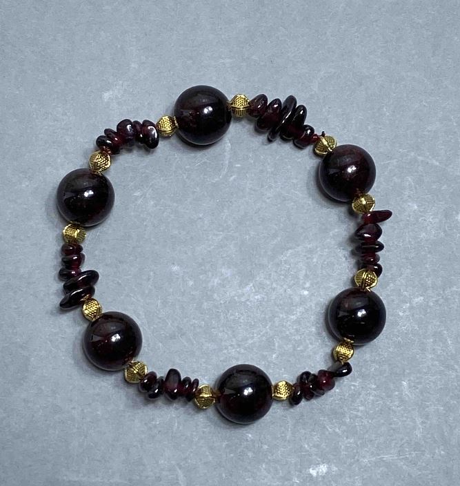 Brățară din granat cu mărgele netede, diametrul 12 mm ± fragmente de 7×2 mm ±, lungime 18 cm, elastic