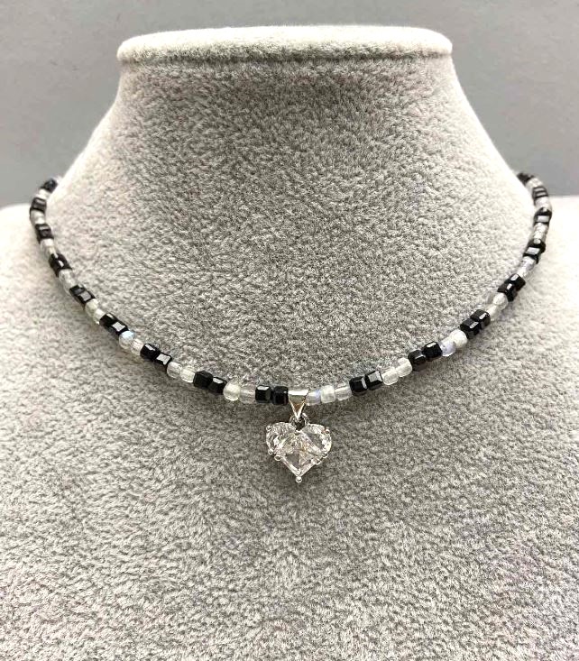 Choker din turmalin și labradorit, cub tăiat de 3 mm ±, cu pandantiv inimă de 12 mm ±, lungime 38 mm ±, cu închizătoare și lanț extensibil