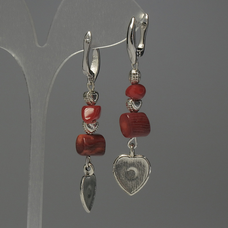 Cercei din coral cu inserții metalice, lungime 57 mm+