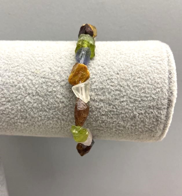 Браслет Асорті необроблене каміння, діаметр 10-12х9мм+-, довжина 18см +-стрейч