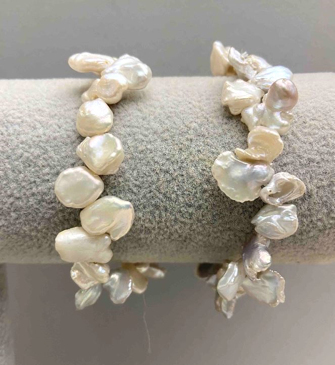 Brățară din perle naturale baroce, cu nuanța „benzină”, diametrul aproximativ 8–10×10–13 mm, lungime 18 cm, elastică