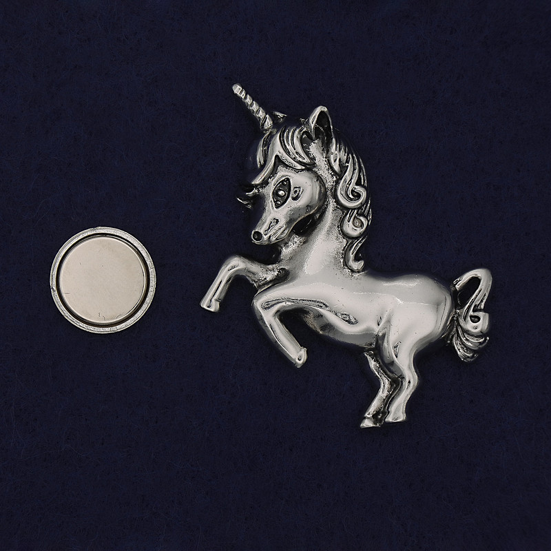 Broșă pe magnet cu unicorn argintiu, din metal, 50×35 mm+