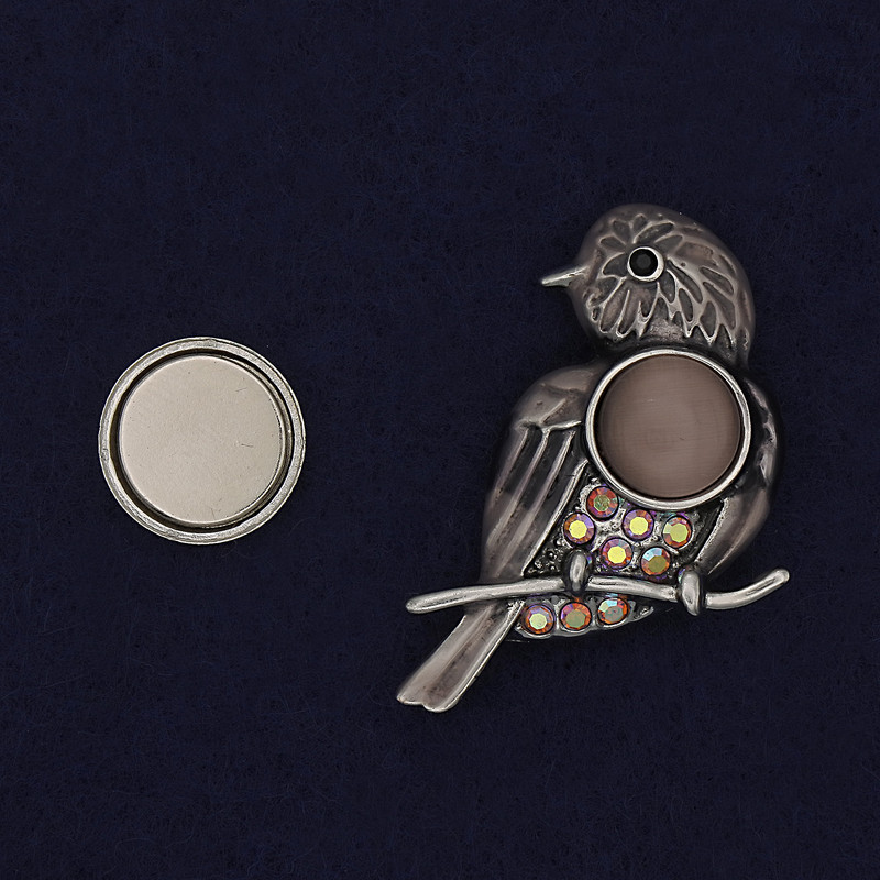 Brosă magnetică cu pasăre, email, ochiul pisicii, strasuri, metal argintiu 34×28 mm+