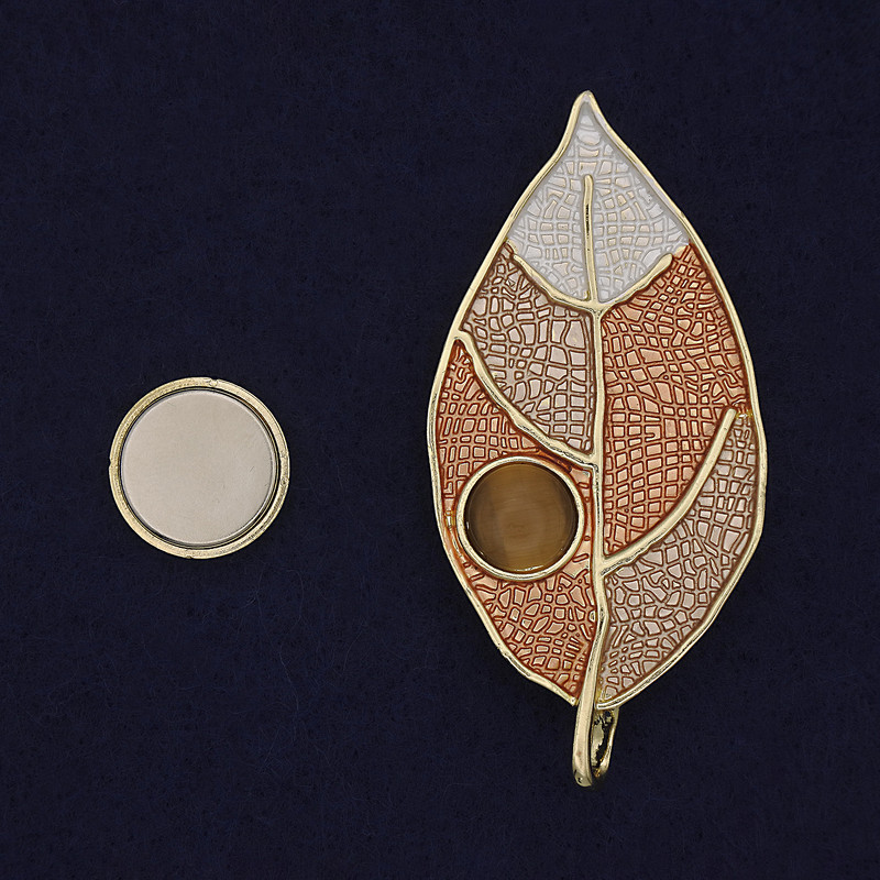 Broșă magnetică, culoare bej, ochi de pisică, metal auriu, 65×31 mm+