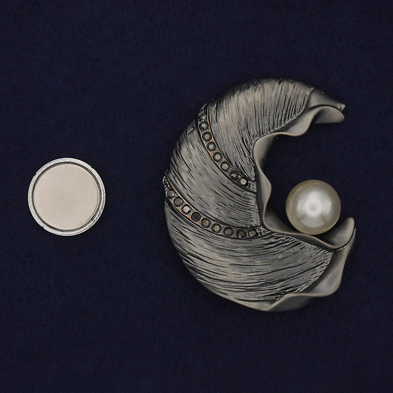 Broșă pe magnet Accent, perlă și strasuri, metal argintiu, 51×43 mm+