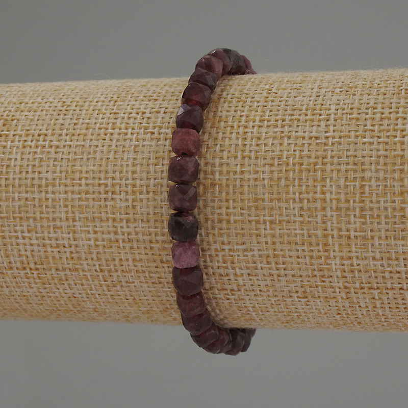 Brățară din turmalin rubelit, cuburi tăiate, diametrul 5x5 mm, lungime 18 cm, elastică