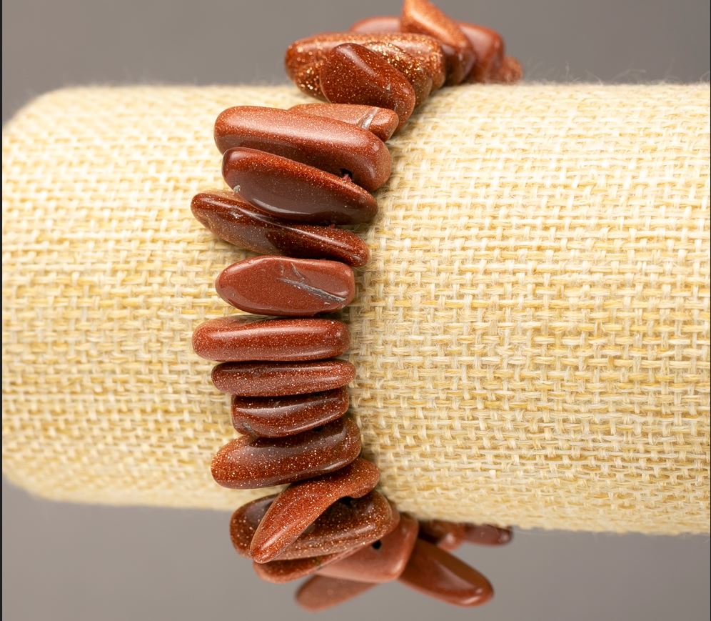 Brățară din aventurin „Nisip de Aur” fragmente în formă de ac pe elastic, Ø 14–26×4–6 mm, circumferință 18 cm