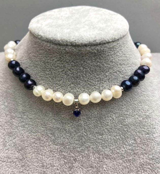 Choker din perle de apă dulce negre și albe, ovale, 8×6-7 mm, cu pandantiv, lungime 38 mm, cu închizătoare și lanț extensibil