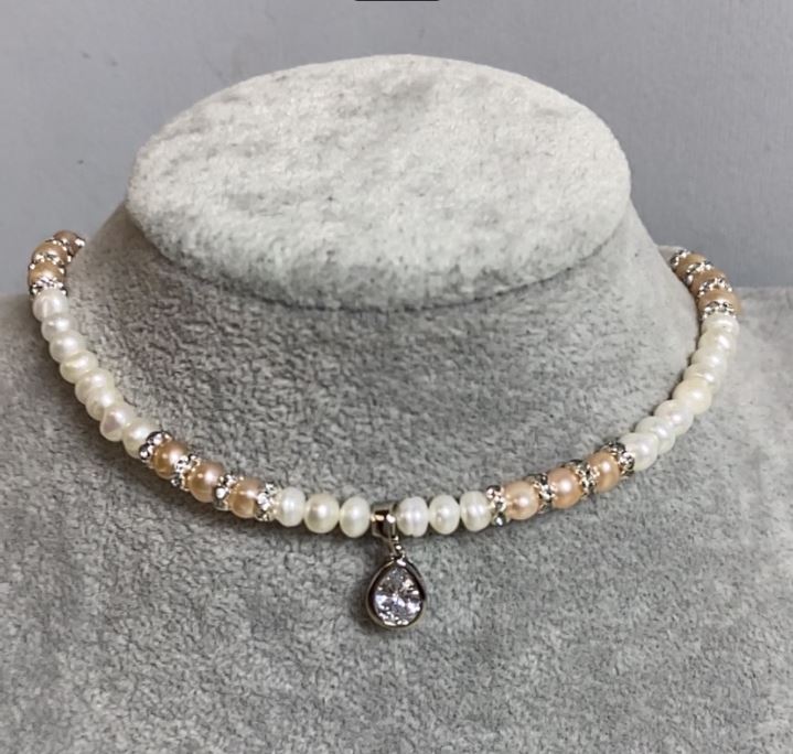 Choker din perle de râu bej și albe, ovale, 5–6×5–4 mm, cu pandantiv, lungime 38 mm ±, cu închizătoare, lanț prelungitor