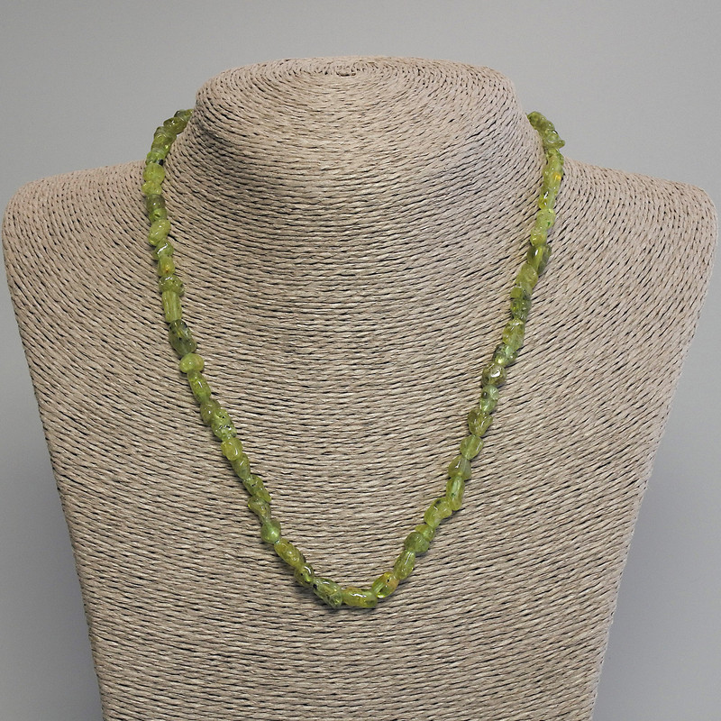 Colier din crizoprast, mărgele tăiate, diametrul 5-8×6 mm ±, lungime 45 cm ±, cu închizătoare