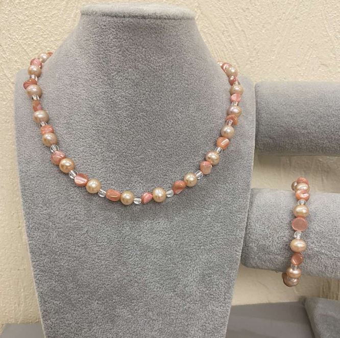 Set colier și brățară «Asortiment» cu mărgele ovale de 9×8 mm, facetate 8×7 mm și mărgele sferice de 4 mm, lungime aproximativă 50 cm, lungime aproximativă 18 cm, cu lanțuri extensibile