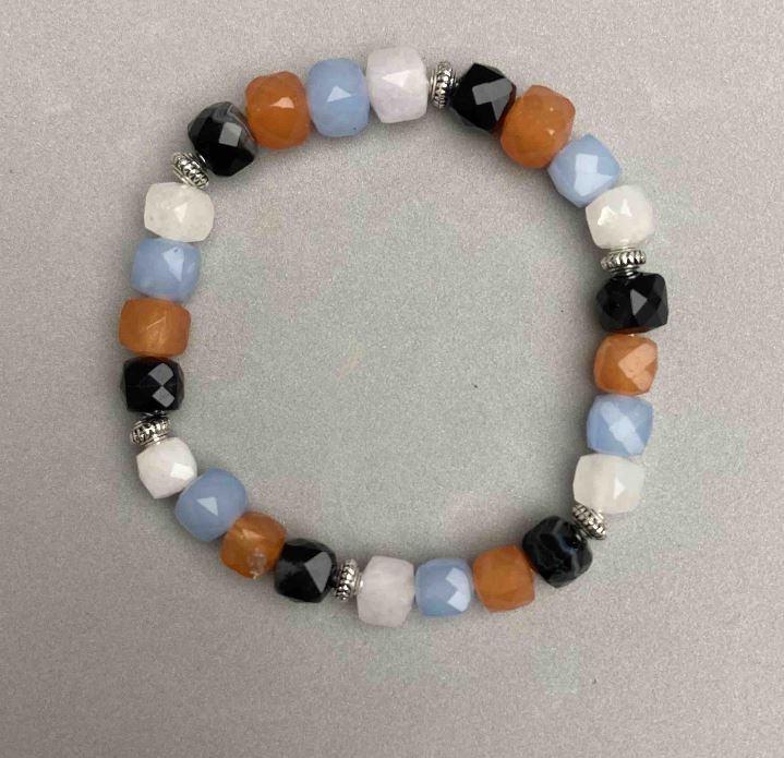 Brățară asortiment cu cuburi facetate, diametrul 7×7 mm ±, lungimea 18 mm ±, pe elastic