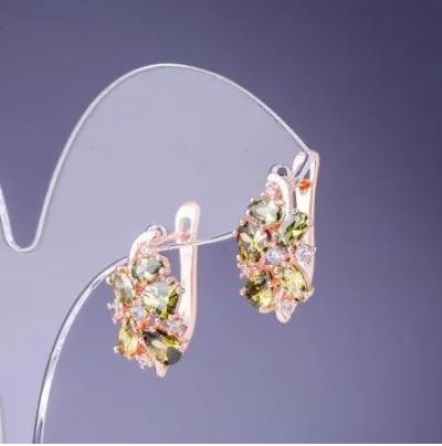 Cercei cu cristale verzi, 19×10 mm, metal auriu