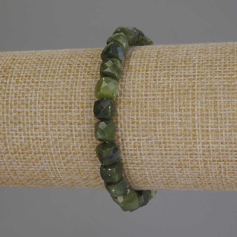 Brățară din jadeit facetat, cub cu diametrul de 7x7 mm ±, lungime 18 cm ±, pe elastic