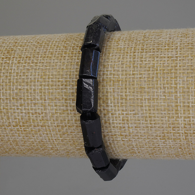 Brățară cu turmalin, piatră prelucrată, tăiată, diametrul 12x7 mm, lungime 18 cm, pe elastic