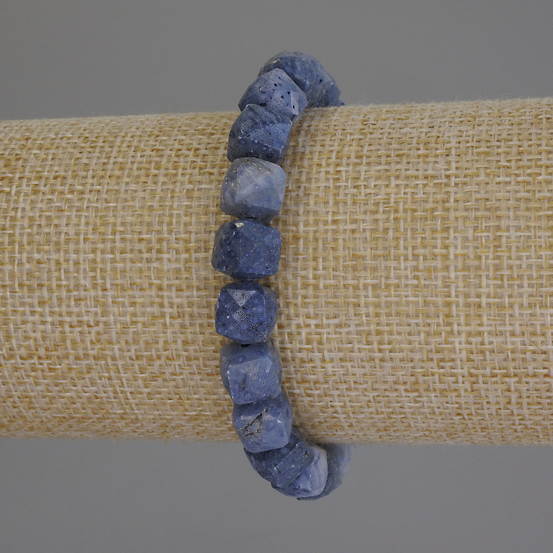 Brățară din coral fosil, cuburi granulate, diametrul de 8 mm, lungime 18 cm, elastică