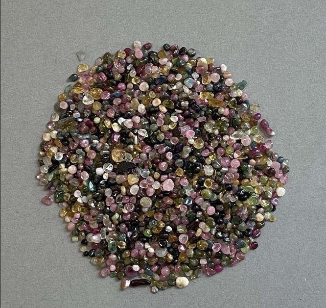 Turmalin natural – fragmente fără gaură, 2,5×2–3 mm ± (pentru 100 g ±)