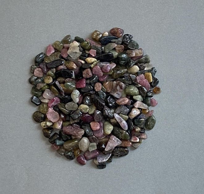Piatră naturală de turmalină – cioburi fără gaură, 4-11×3-6 mm +- (pentru 100 g)