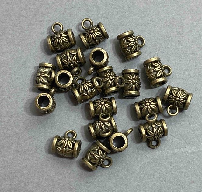 Furnitură bail, culoare metal bronz, dimensiuni 9x7x10 mm +-, găuri diametru 4 mm +-, diametru 2,3 mm +-, ambalare 20 g (~ 21 buc.)