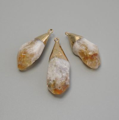 Pandantiv cu citrin prelucrat, dimensiuni 15-18×41-47 mm, metal auriu