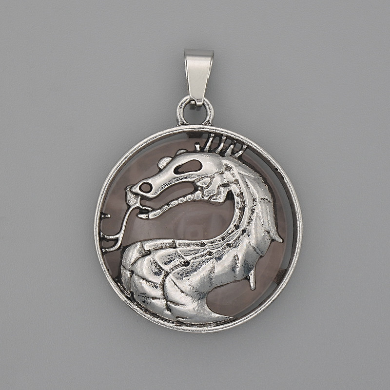 Pandantiv Dragon în cerc din cuarț roz, diametrul 28 mm ±, lungimea 38 mm ±, metal argintiu