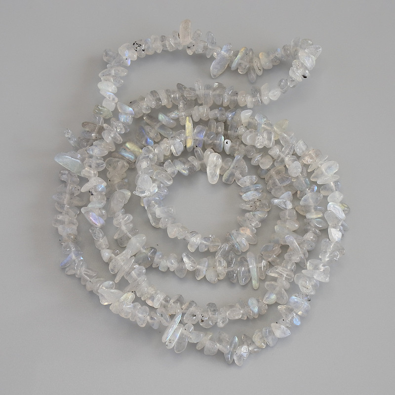 Mărgele de labradorit zdrobite, diametrul 7–9×2–3 mm, lungime 78 cm, pe fir