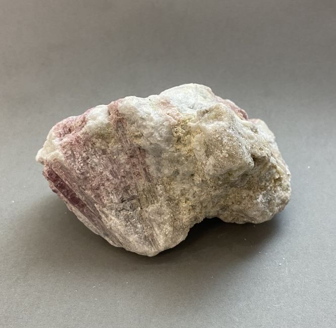 Suvenir din piatră naturală neprelucrată — Turmalin, greutate 355 g, dimensiuni 85×61×55 mm+