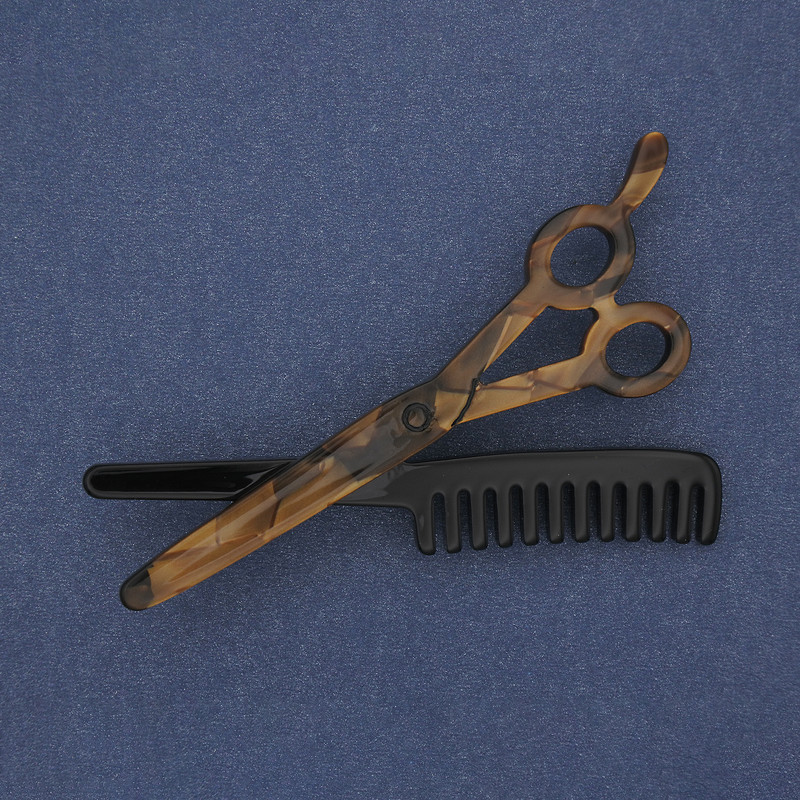 Брошка Ножиці з гребінцем Акрил сріблястий метал 70х44мм+