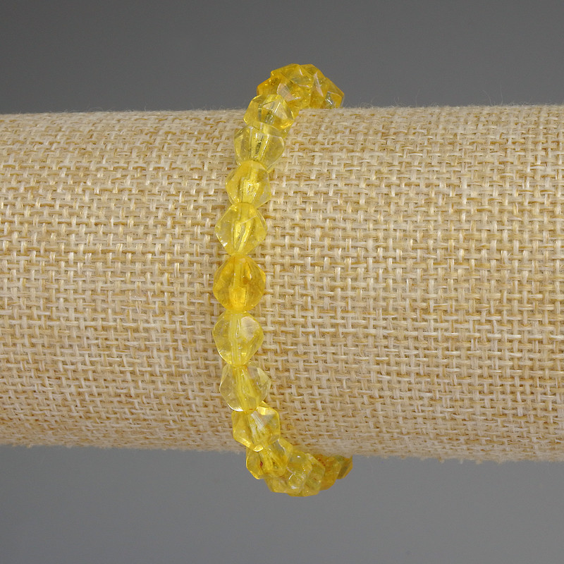 Brățară din citrin multifacetat, diametrul aproximativ 7×7 mm, lungime 18 cm, pe elastic.