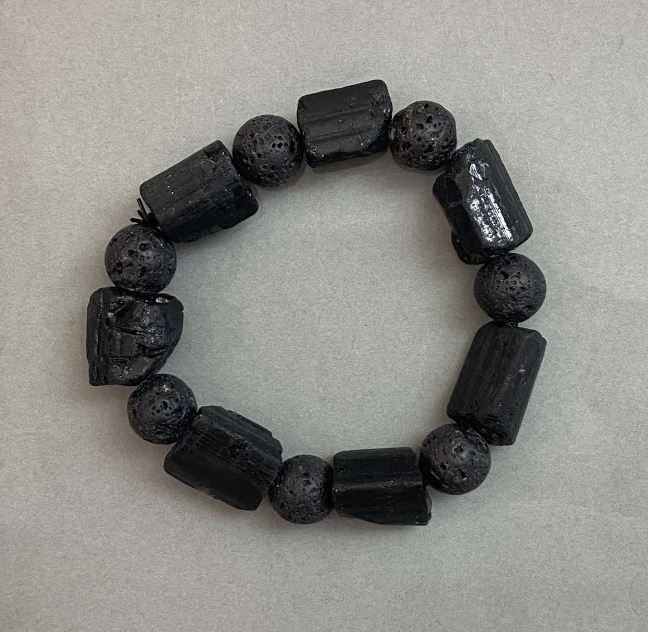 Brățară cu turmalin Sherl, piatră neprelucrată, tăiată, diametrul 19–27×15 mm ±, mărgele de lavă 12 mm ±, lungime 20 mm ±, pe elastic