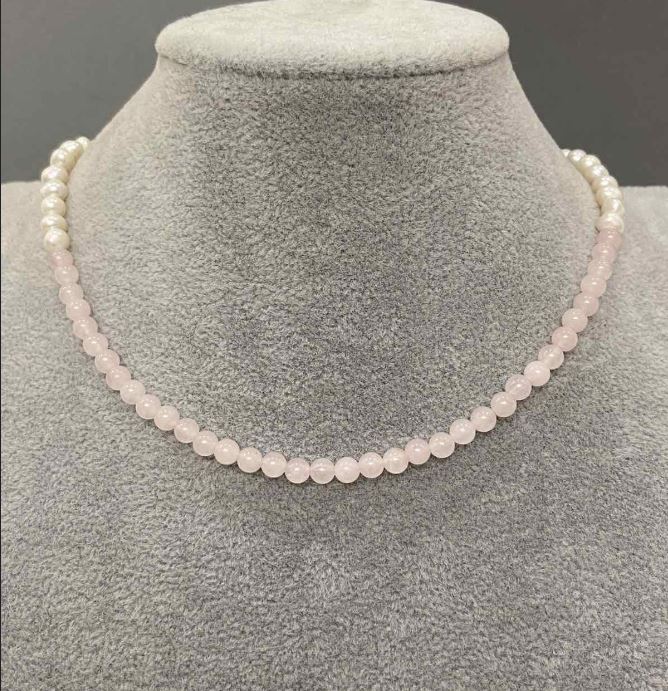 Choker din perle de râu, diametrul 5,5x5 mm +/- mărgele din cuarț roz de 4,5 mm +/- lungime 42 cm +/- închizătoare toggle cu pandantiv