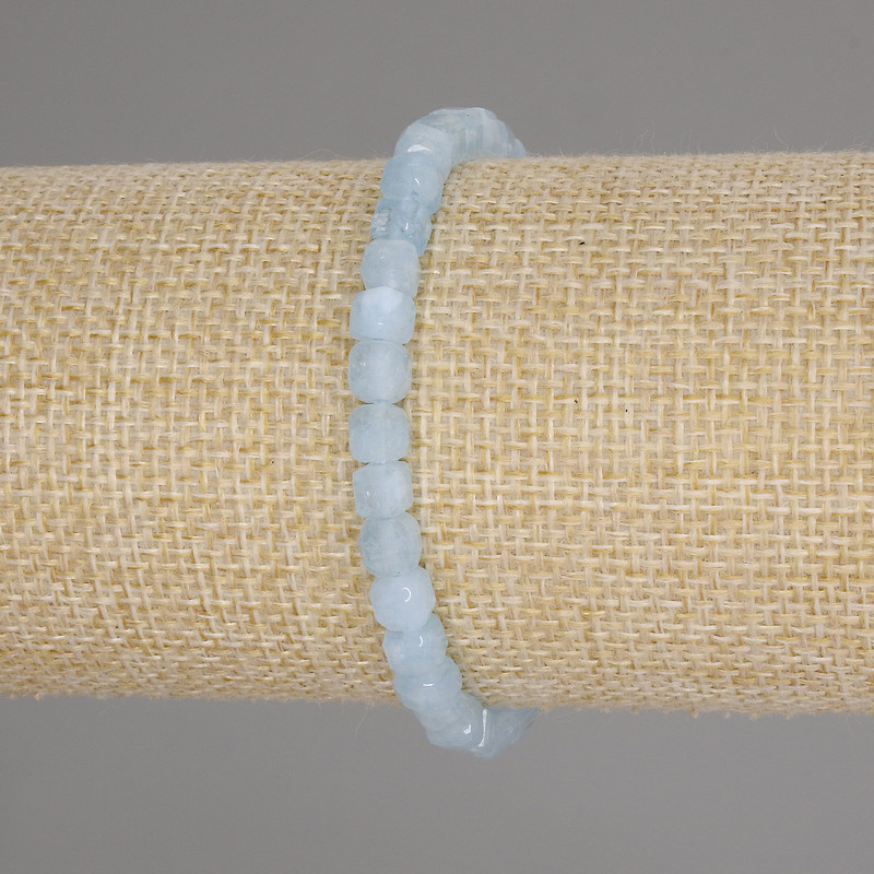 Brățară cu acvamarin facetat, în formă de cub, diametrul 5×5 mm, lungime 18 cm, bandă elastică
