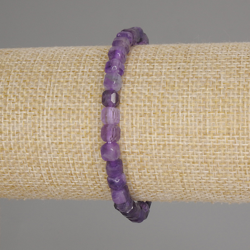 Brățară cu ametist tăiat în formă de cub, diametrul 5×5 mm, lungimea 18 cm, elastică