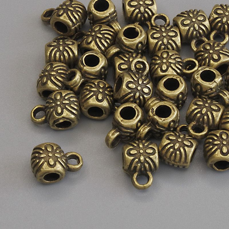 Furnitură bail, culoare bronz, dimensiuni 8,5×6 mm, +/- găuri; diametru 2,8 mm, +/-; diametru 1,8 mm, +/-; ambalaj 20 g (~28 buc.)