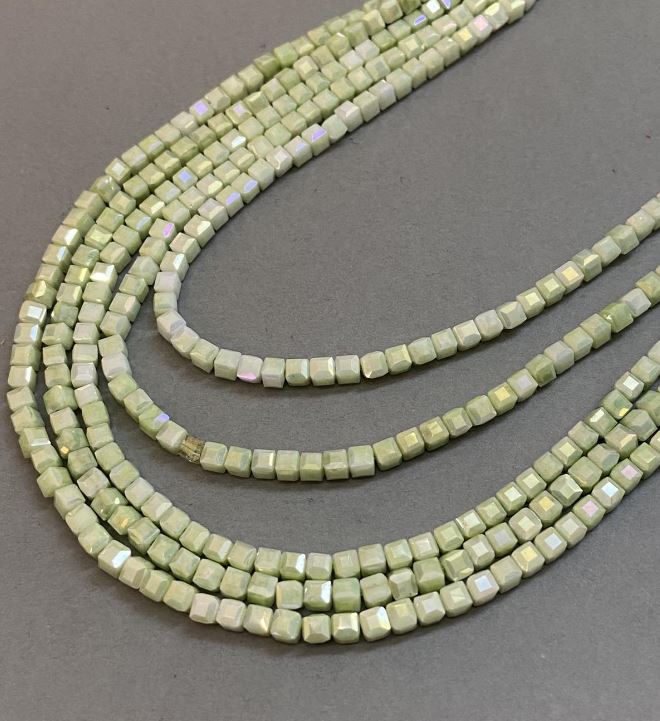 Mărgele din cristal ceh verde salată, cu finisaj petrol, pe șnur, tăiate fațetat cubică, diametrul 4x4 mm, lungime 38 cm +
