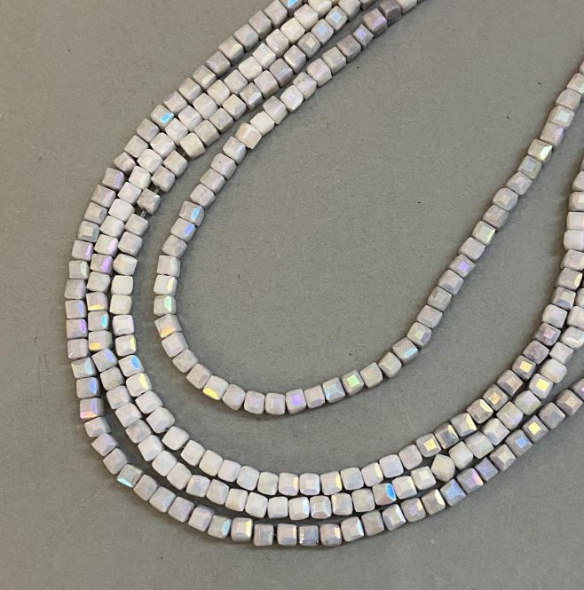 Mărgele din cristal ceh gri cu luciu de benzină, pe șnur, tăiate cub, diametrul 4×4 mm, lungime 38 cm