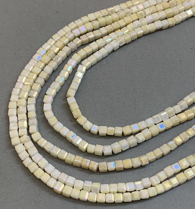 Mărgele Czech Crystal galbene cu finisaj benzină pe șnur, cub tăiat, diametrul 4×4 mm + -, lungime 38 cm +