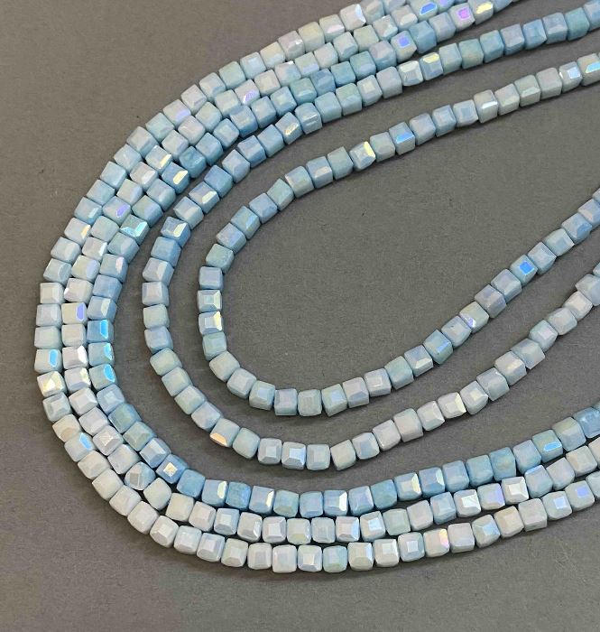 Mărgele din cristal ceh, albastru multicolor, cu luciu irizat de tip benzină, pe șnur, cub cu fațe, diametrul 4x4 mm, lungime 38 cm