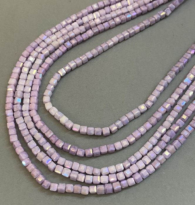 Mărgele mov din cristal ceh cu luciu benzin pe șnur, cub tăiat, diametrul 4x4 mm, lungime 38 cm +