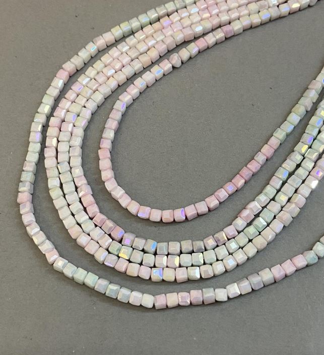 Mărgele din cristal ceh multicolor cu acoperire de tip benzin pe șnur, cuburi tăiate, diametrul 4×4 mm, lungime 38 cm