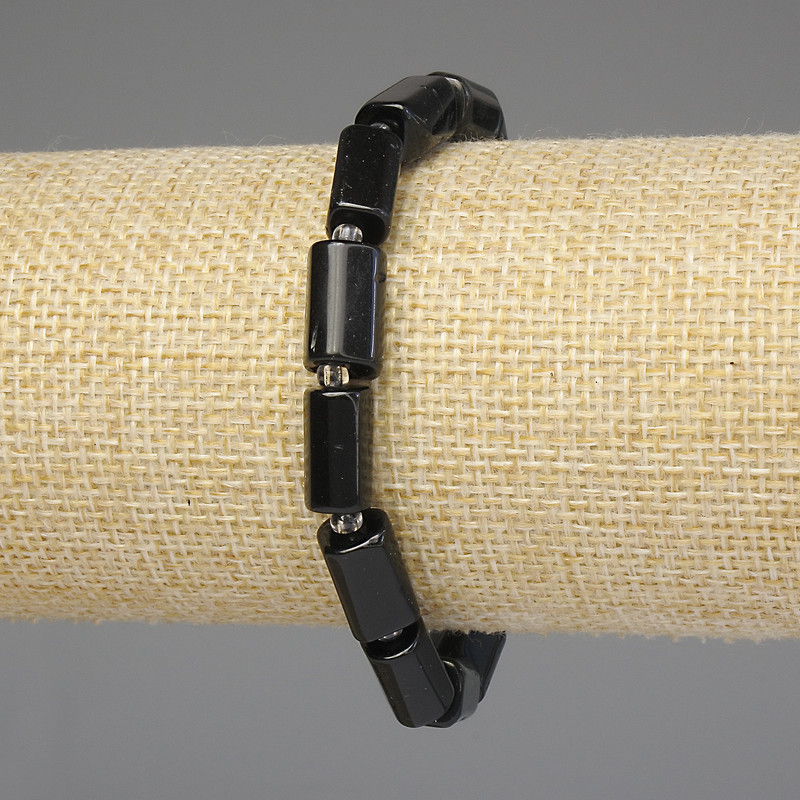 Brățară cu turmalin tăiat 12×7–8 mm, mărgele 3 mm, lungime 18 cm, elastic