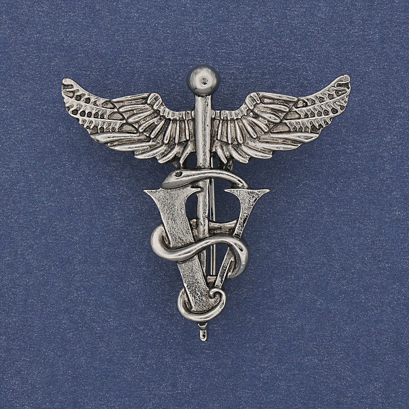 Broșă cu pandantiv Caduceul, metal argintiu, 36×37 mm