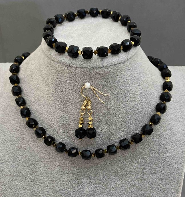 Set de bijuterii choker, brățară și cercei din turmalin cubic de 6,5×6,5 mm + hematit cubic de 2,5×2,5 mm