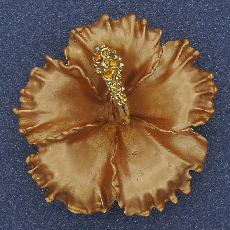 Broșă cu pandantiv în formă de floare de petunie, email mat, strasuri galbene, metal auriu, 51×51 mm+