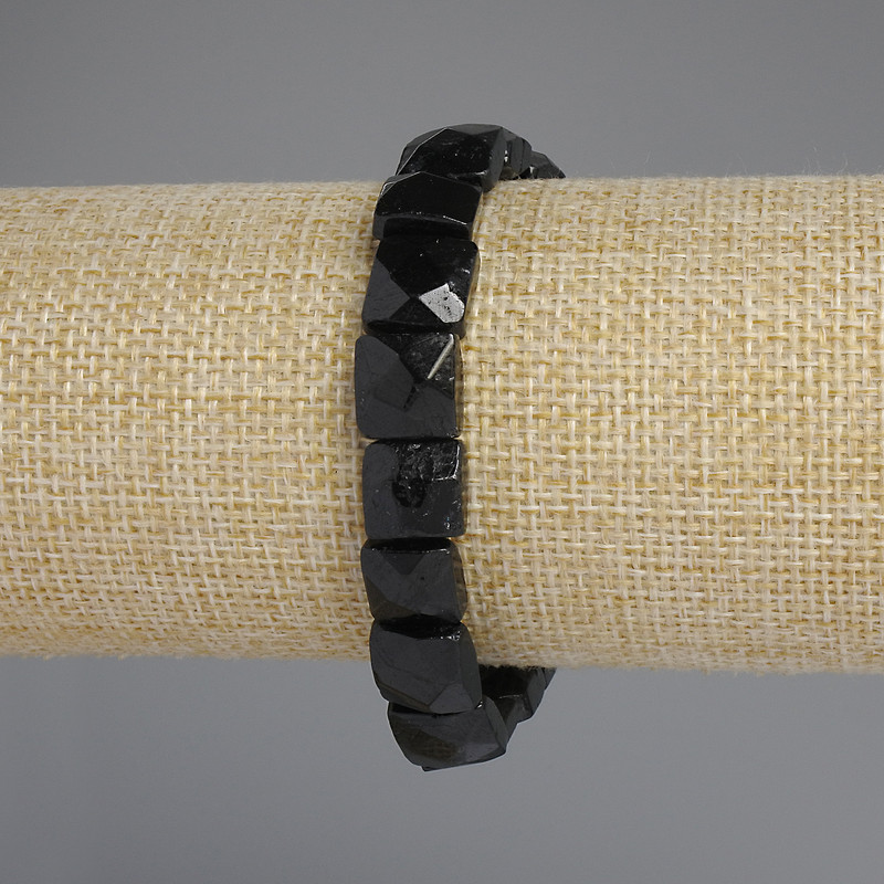 Brățară din turmalin, tăiată în pătrate fațetate, diametru 10-11×10-11 mm, lungimea 18 cm.