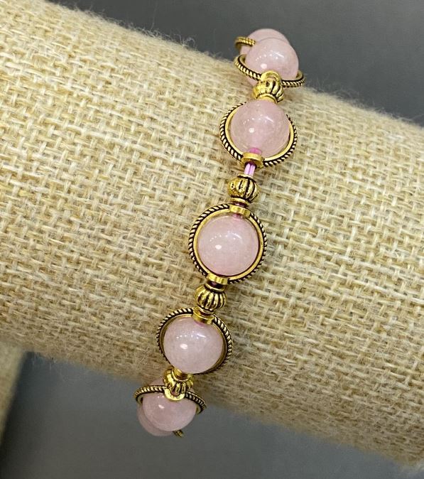 Brățară din cuarț roz cu bile netede de 8,5 mm ±, cu inserții metalice, lungime 18 cm, pe elastic