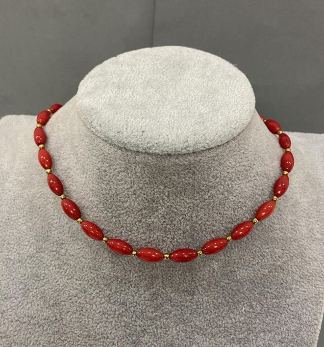 Choker din coral – boabe 10×5 mm ±, mărgele de hematit de 2 mm ±, lungime 38 cm, lanț extindător de 5 cm
