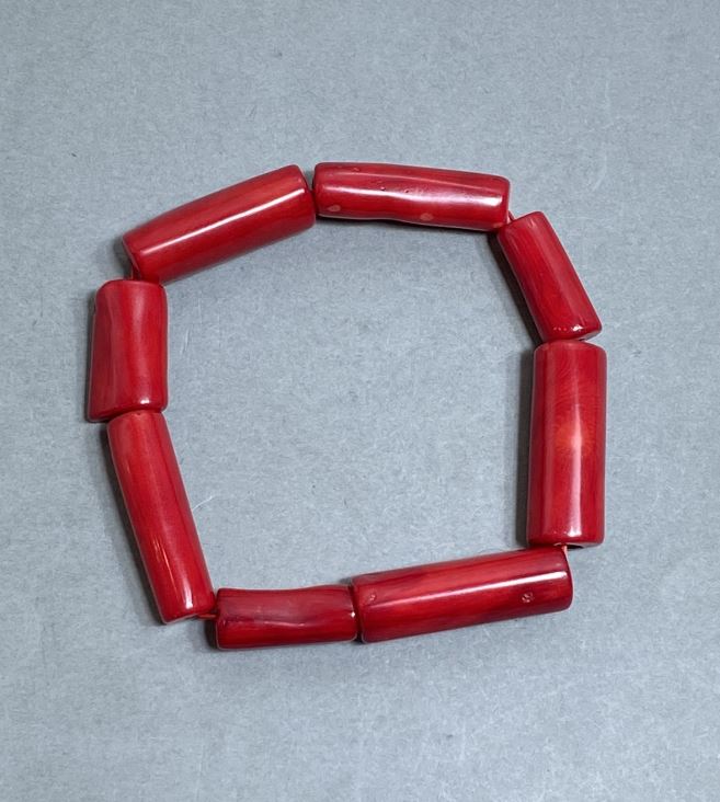 Brățară din coral tăiată, 20–29×7–12 mm, lungime 18 mm, pe bază elastică