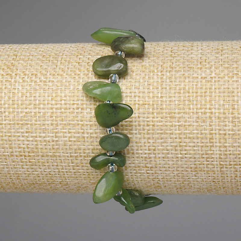 Brățară din jadeit, fațetată, în formă de fluture, diametru 8–17×5–7 mm, mărgele de 3 mm, lungime 18 cm, pe bază elastică